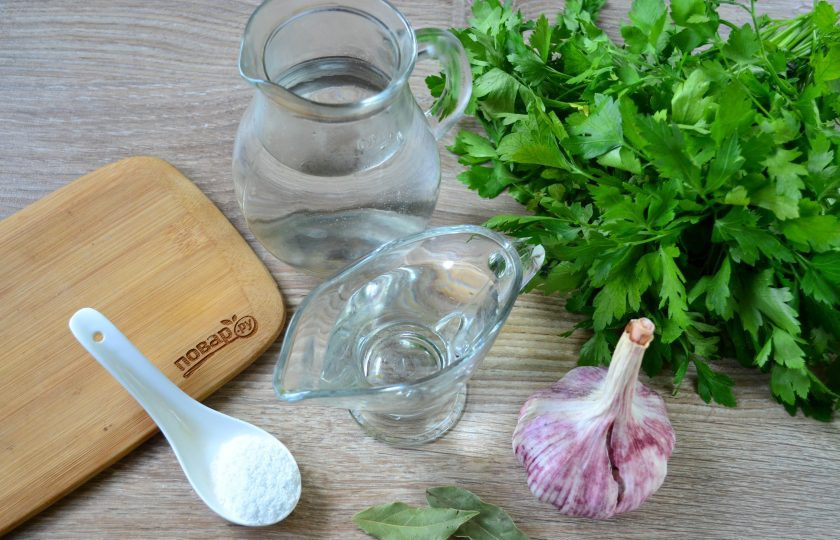 1. Этап. Маринованная петрушка: Подготовьте все необходимые ингредиенты. Петрушку для маринования берите самую свежую, какую найдете.