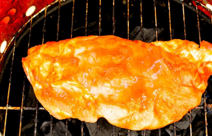 1. Этап. Свиные ребрышки на мангале: Выложите мясо на решетку мангала и запеките примерно 20 минут, переворачивая его время от времени. Время жарки напрямую зависит от толщины мяса и жара.