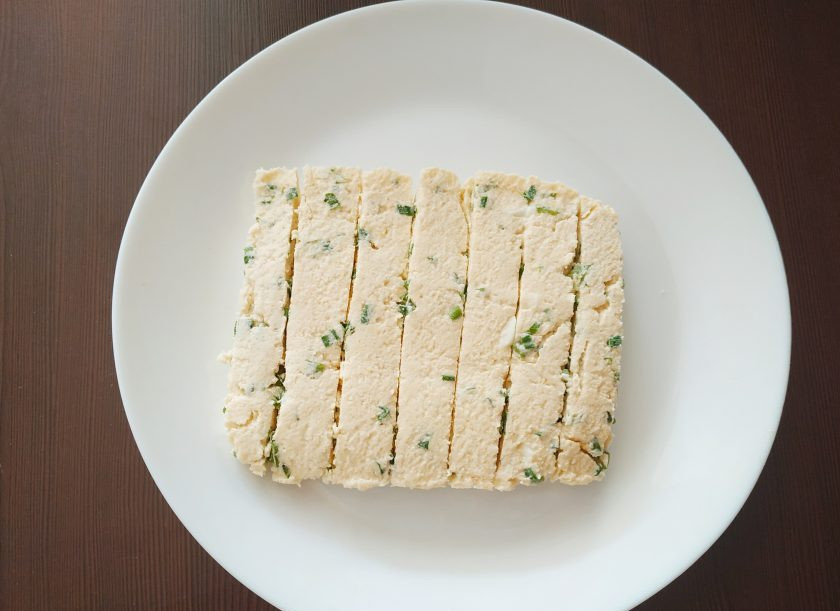 1. Этап. Яичные палочки: Аккуратно достаньте нашу заготовку, когда она подмерзнет. Для удобства я постелила пленку, так удобней достать из формы. Порежьте заготовку на равномерные полоски.