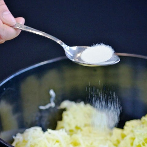 1. Этап. Кабачковые оладьи с козьим сыром: Щедро солим.