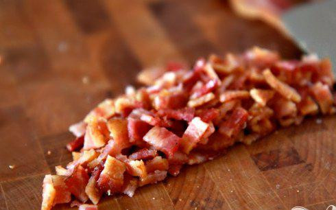 1. Этап. Яйца с беконом и полентой: 1. В средней кастрюле довести воду до кипения, уменьшить огонь и добавить 2 столовые ложки белого уксуса и 1 чайную ложку ложка соли. Разбить в кастрюлю яйца и варить в течение приблизительно 3 минут. Извлечь из кастрюли ложкой с прорезями и поместить в ледяную воду. Отставить в сторону. Держать воду на огне. В сковороде обжарить ломтики бекона до золотисто-коричневого цвета. Выложить на бумажные полотенца и дать стечь жиру. Когда бекон остынет, нарезать.