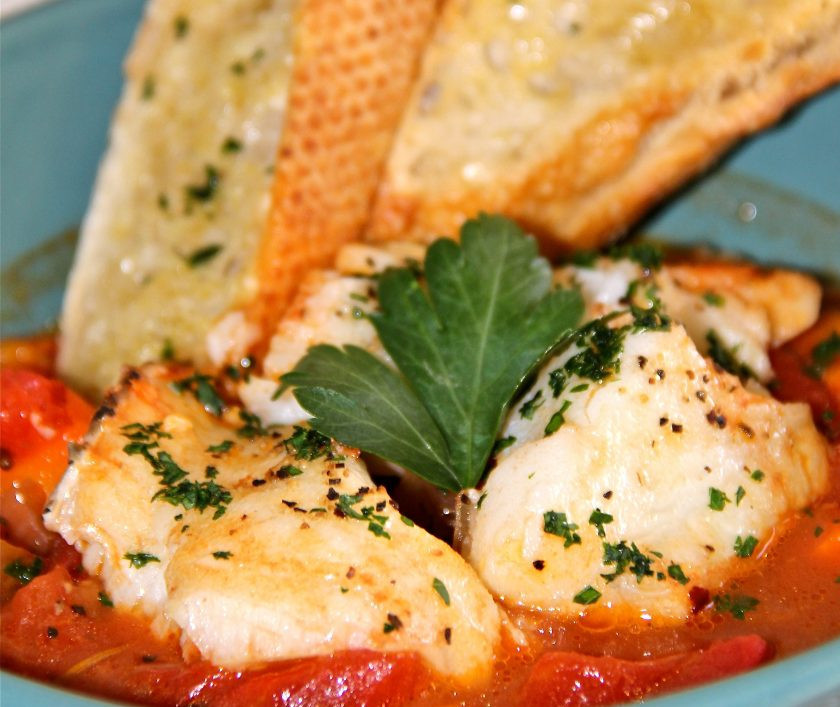 1. Этап. Морской окунь с овощным рагу: 4. Подавайте готовое блюдо с кусочками белого хлеба сразу после приготовления, украсив его мелко рубленной петрушкой.