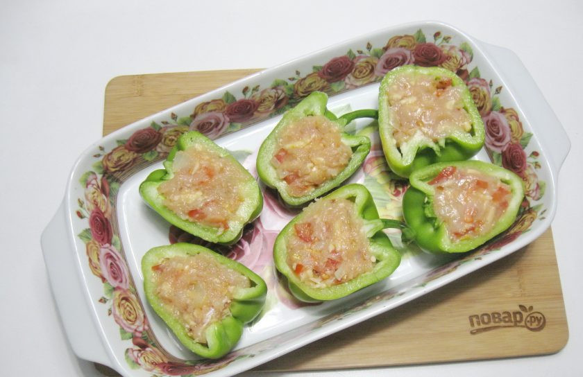 1. Этап. Перцы фаршированные курицей в духовке: Перцы заполните фаршем и выложите в форму для запекания. Налейте в форму немного воды или бульона. Накройте фольгой и отправьте в духовку.