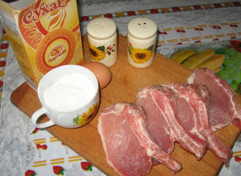 1. Этап. Свиная котлета на косточке: 1. Минимальный набор ингредиентов делает рецепт приготовления свиной котлеты на косточке еще более привлекательным. Особенно он понравится мужчинам и начинающим кулинарам.