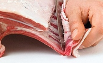 1. Этап. Каре ягненка на сковороде: Первым делом возьмемся за разделку корейки. Срезаем лишний жир с нижней части корейки, освобождаем кончики ребер.