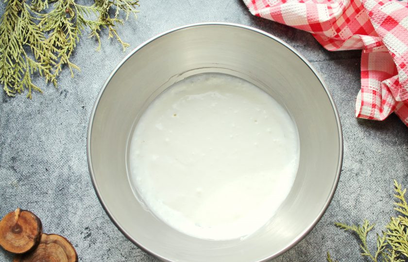 1. Этап. Торт из овсяного печенья без сметаны: Сливки взбейте в пышную массу.