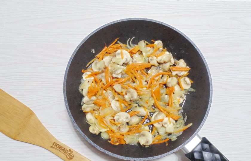 1. Этап. Гречневая лапша с фаршем: На небольшом огне продолжайте тушить овощи с грибами ещё 5-7 минут до готовности. Посолите и поперчите по вкусу.