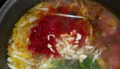 1. Этап. Борщ с курицей в мультиварке: После звукового сигнала, добавляем в чашу мультиварки нашинкованную капусту, измельченный укроп и чеснок, а также зажарку. Соль и перец по вкусу.