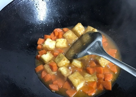 1. Этап. Тофу во фритюре с ананасом: Теперь возвращаем тофу в вок, добавляем сахар и соль.