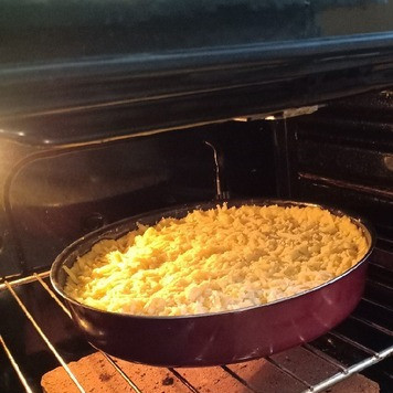 1. Этап. Пирог Кучеряшка: Форму с пирогом поставить выпекаться на 20-30мин в духовку, заранее разогретую до 200С.