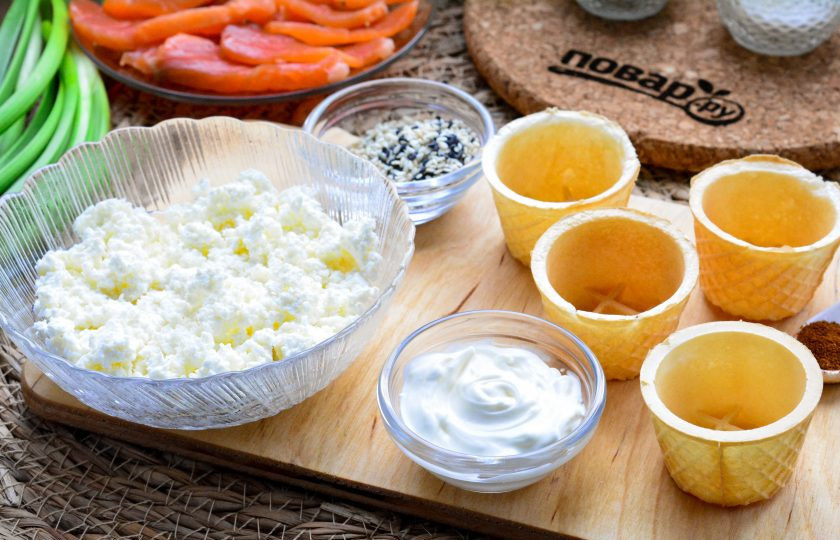 1. Этап. Тарталетки с творогом и форелью: Подготовьте все ингредиенты для приготовления тарталеток с творогом и форелью.