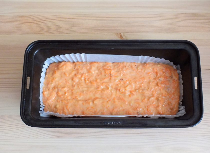 1. Этап. Морковный кекс со сметанно-лимонной пропиткой: Включите духовку на 180 градусов. Возьмите форму для кекса, застелите ее бумагой или смажьте маслом. Вылейте в форму тесто. Разровняйте лопаткой. Поставьте на 40-45 минут в разогретую духовку.