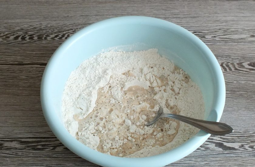 1. Этап. Хлеб Гурман: Влейте дрожжевую смесь. Начните перемешивать ложкой.