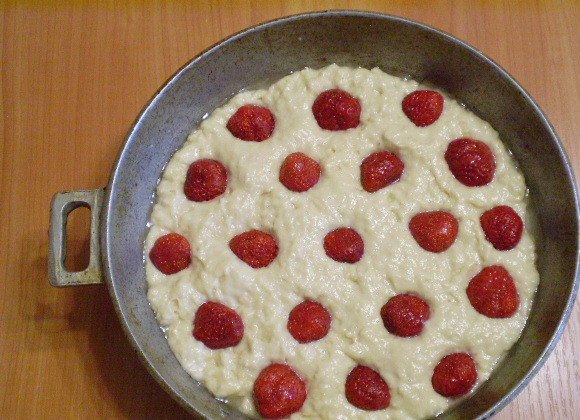 1. Этап. Клубничный пирог на кефире: 7. Клубнику моем, обрываем хвостики и распределяем по тесту, чуть вдавливая. Разогреваем духовку до 180 градусов.