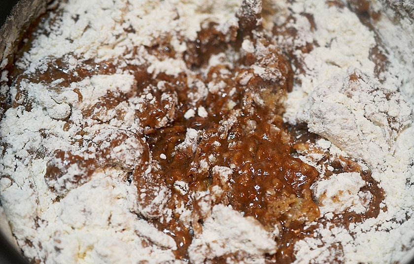 1. Этап. Шоколадный пряник Чернослив в роме: 4. Затем добавьте муку с содой и разрыхлителем. Не давайте закипеть. Просто заварите тесто и снимите его с огня.