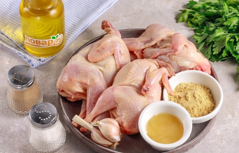 1. Этап. Запечённые перепела в медово-горчичном маринаде с чесноком: Подготовьте указанные ингредиенты. Перепелов промойте внутри и снаружи, обсушите бумажными салфетками.