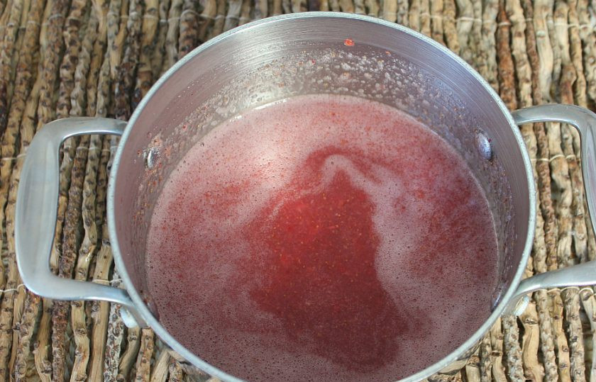 1. Этап. Мармелад из клубники в домашних условиях: Когда желатин полностью растворился, выливаем в кастрюлю клубничное пюре, перемешиваем и убираем с огня. Получается 500 мл. ягодного пюре с водой и желатином.