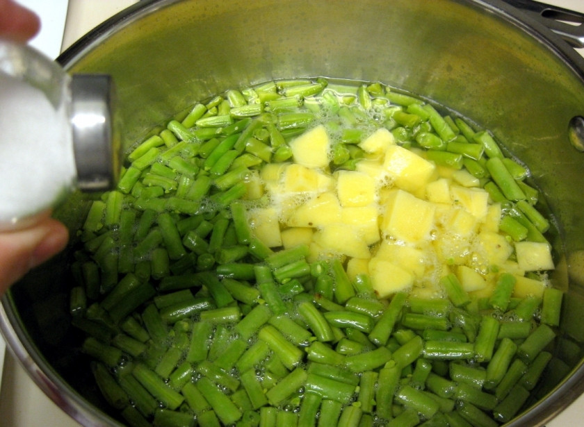 1. Этап. Суп из стручков фасоли: Картофель тоже чистим и режем кубиками. Варим с фасолью при закрытой крышке 20 минут, солим и перчим.