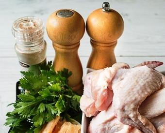 1. Этап. Куриные крылышки с сыром Пармезан в духовке: Подготовим продукты для запекания. Крылья нужно помыть и хорошо высушить. Затем отрезаем куриные 