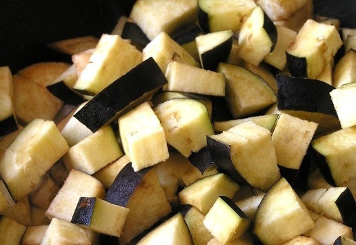 1. Этап. Рагу из баклажанов с оливками: Добавьте нарезанные баклажаны, готовьте 7-10 минут, помешивая.