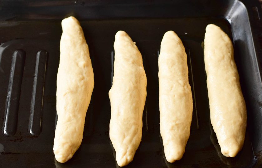 1. Этап. Венский хлеб: Разделите тесто на 4 куска, сформируйте хлеб.