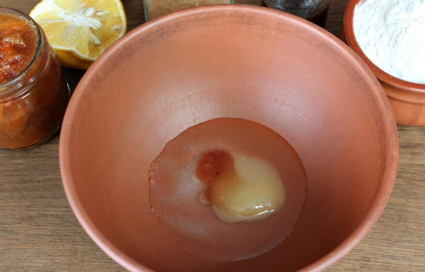 1. Этап. Постные круассаны: Наливаем масло и настойку ванили. Все перемешиваем.