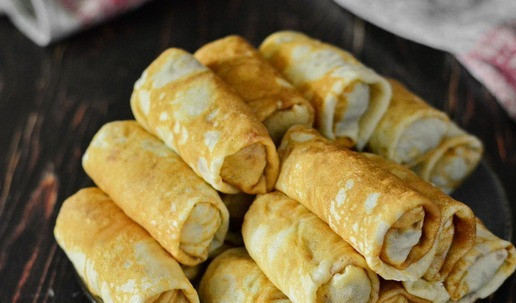 1. Этап. Блинчики, фаршированные лёгким и кукурузной полентой: Готовые блинчики нафаршируйте начинкой из лёгкого с полентой, луком и морковью.