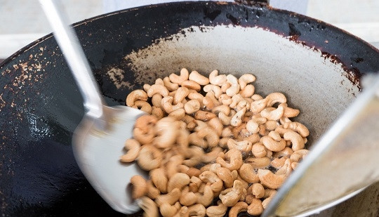 1. Этап. Курица с кешью по-тайски: 4. В горячем масле обжарьте орешки буквально минутку. Снимите шумовкой и отложите в сторону.