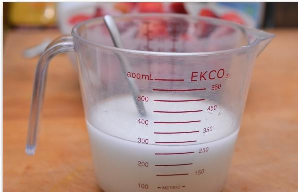 1. Этап. Клубничный кисель: Параллельно этому, в стакане холодной воды разводим крахмал.