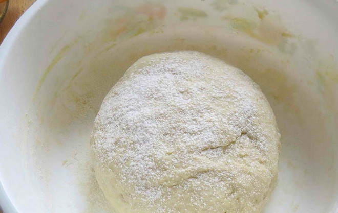 1. Этап. Дрожжевое тесто с ягодами: Добавляем в тесто мягкое масло, перемешиваем всё до однородности. Формируем шар из теста, оставляем его в теплом месте на 2 часа.