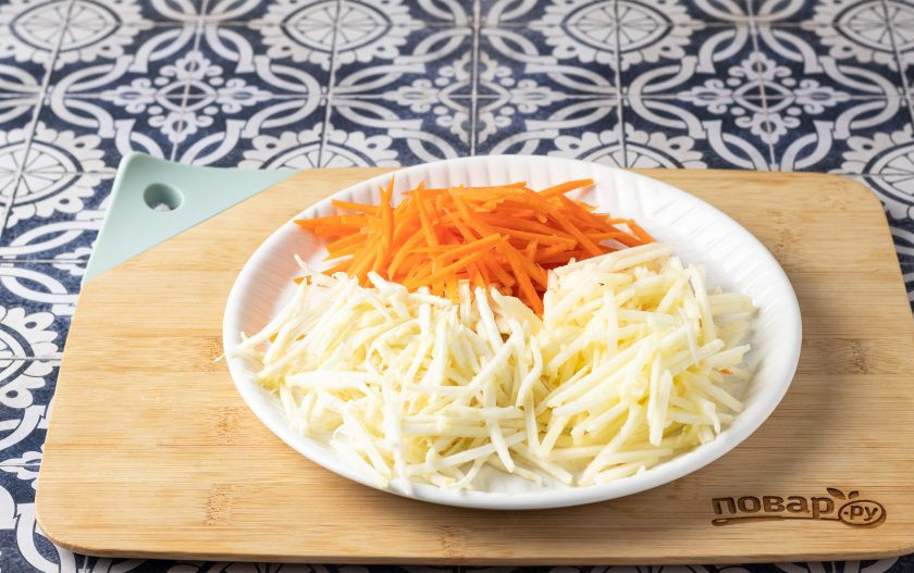 1. Этап. Салат с морковью, сельдереем и изюмом: Натрите подготовленные ингредиенты на терке. Я использую терку для моркови по-корейски.