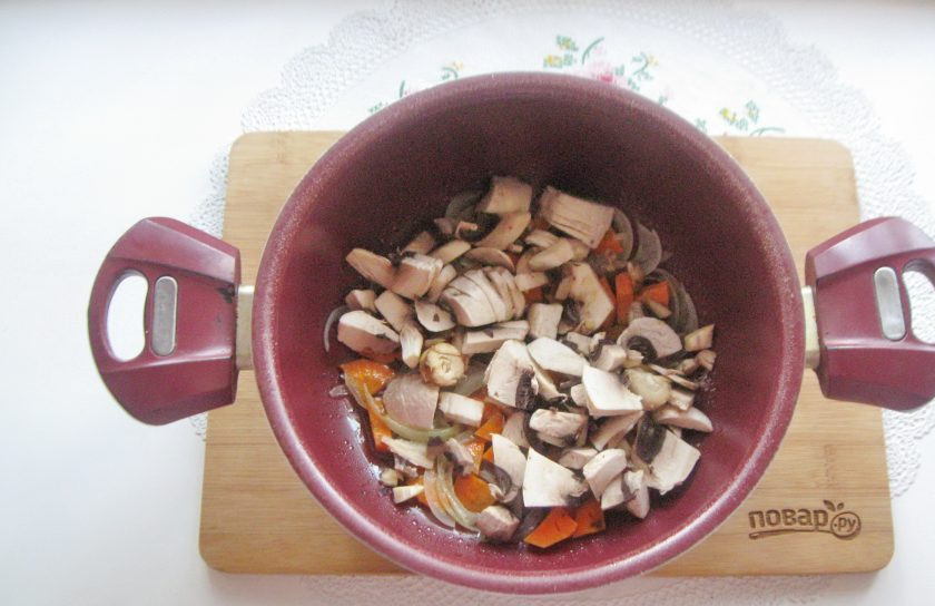 1. Этап. Рыбное соте: Затем добавьте в кастрюлю нарезанные шампиньоны.