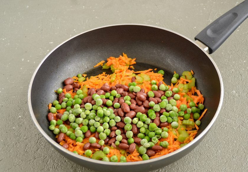 1. Этап. Соевая запеканка: Добавьте фасоль и зелёный горошек, потушите все вместе ещё 2 минуты.