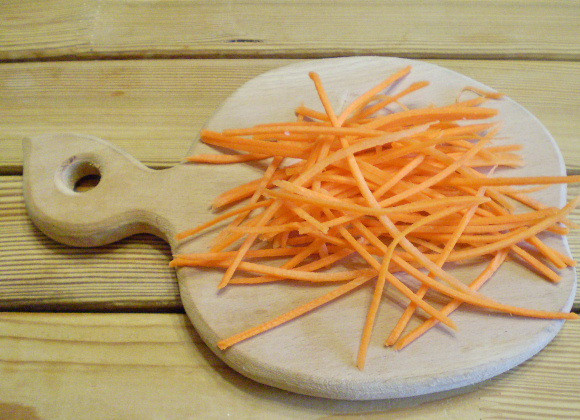 1. Этап. Салат из свеклы для похудения: 4. Морковь также тонко нарезать соломкой.