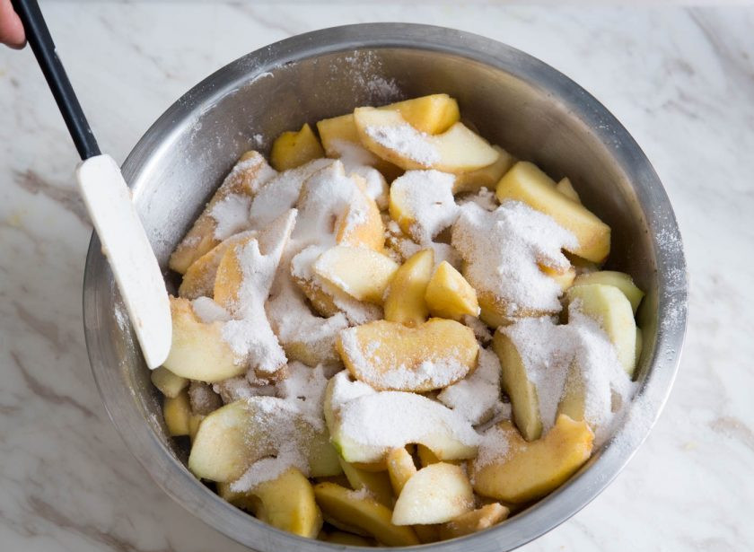 1. Этап. Пирог с ароматными яблоками: Тщательно перемешиваем яблоки, чтобы соль, сахар, корица и крахмал равномерно распределились по всей поверхности.