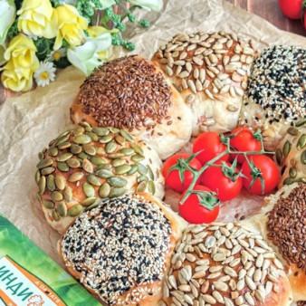 Булочки с ветчиной и семенами