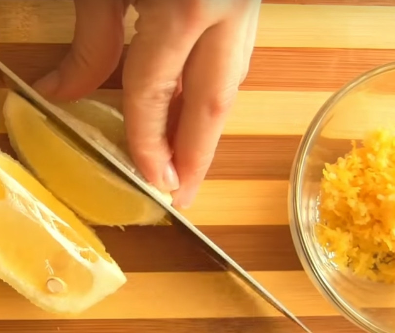 1. Этап. Куриные ножки в духовке, запеченные с лимонным соком: 1. Цедру лимона натрите на мелкую терку. Лимон разрежьте на 8 частей.