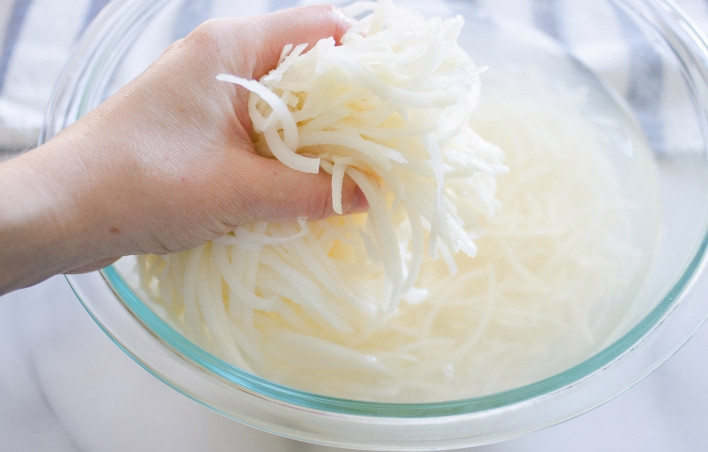 1. Этап. Драники (вариант для ленивых): 3. Выложите в миску с холодной водой и оставьте минут на 5.