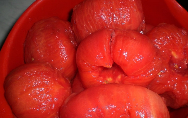 1. Этап. Огурцы в томатной заливке: 1. Помидоры очищаем от кожуры, для этого делаем крестообразные надрезы, после этого помещаем в миску и ошпариваем кипятком. Затем с легкостью снимаем кожуру.