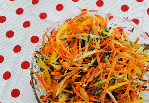 1. Этап. Салат Пылкое сердце: Заправить салат и аккуратно перемешать.