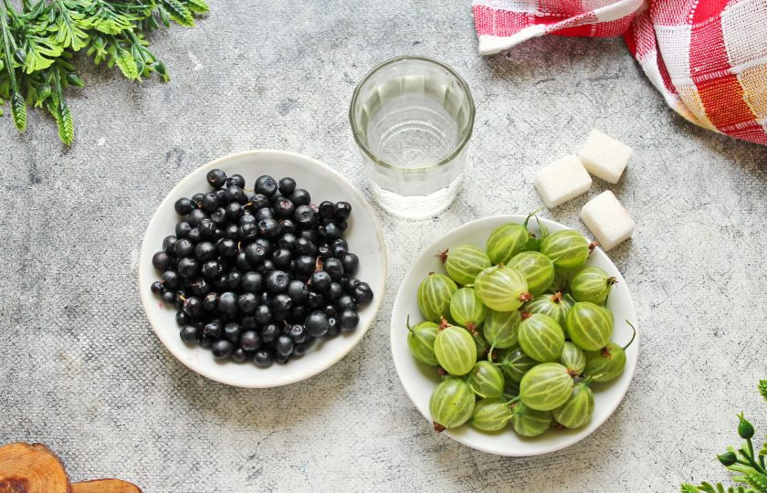 1. Этап. Настойка из черники с крыжовником на самогоне: Подготовьте все необходимые ингредиенты для приготовления настойки из черники с крыжовником на самогоне. Чернику и крыжовник переберите.