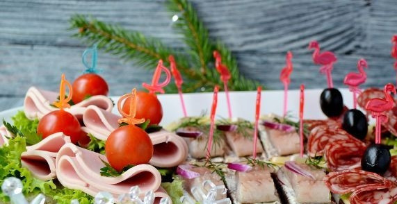 1. Этап. Канапе для праздничного стола: Подавайте канапе сразу же на красивой тарелке. Приятной дегустации!