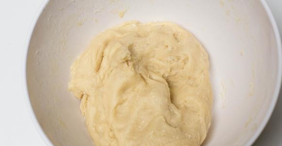 1. Этап. Королевский творожный пирог: 4. Если яйца крупные, то понадобится около 2.5 стаканов муки. Замесите однородное тесто.