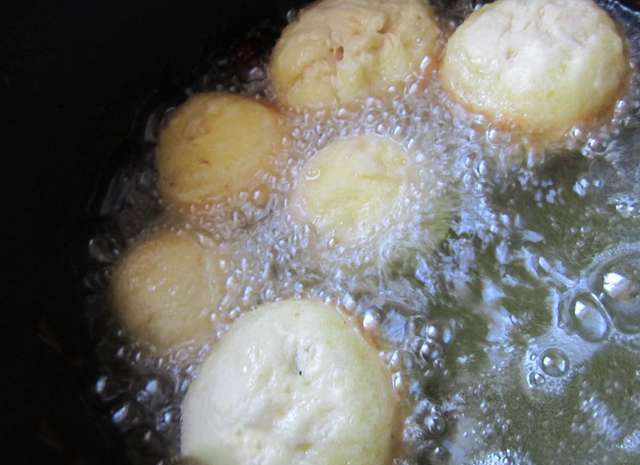 1. Этап. Пончики с вишней: Жарим наши вишневые пончики в бурлящем масле до появления золотистого оттенка. После выкладываем выпечку на чистое бумажное полотенце, чтобы стекли излишки жира.