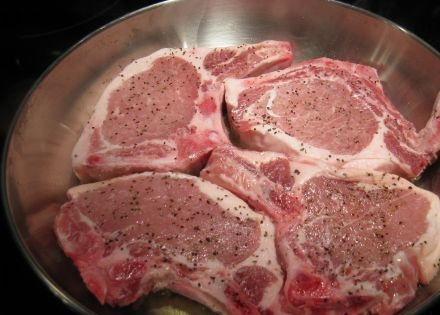 1. Этап. Мясо по-южному: 2. На сковороду налить немного растительного масла и хорошо разогреть. Отправить туда мясо и жарить на среднем огне с двух сторон до коричневой корочки.