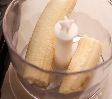 1. Stage. Banana Smoothie with Chocolate: Heat the milk in a pan. Grind banana in mashed potatoes.