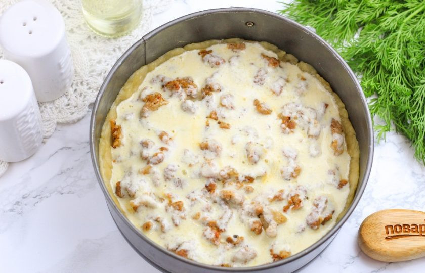 1. Этап. Пирог со свининой: Разогрейте духовку до 180 градусов. Взбейте куриное яйцо со сметаной и влейте заливку на начинку. Отправьте пирог в духовку на 35-40 минут на средний ярус.