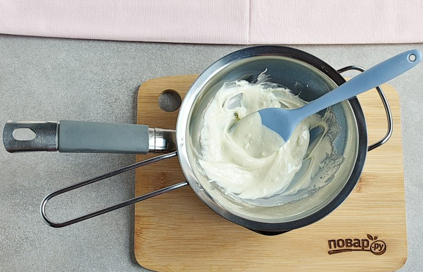 1. Этап. Крем для вафельных коржей: Белый шоколад растопите на водяной бане и дайте немного остыть – чтобы оставался мягким.