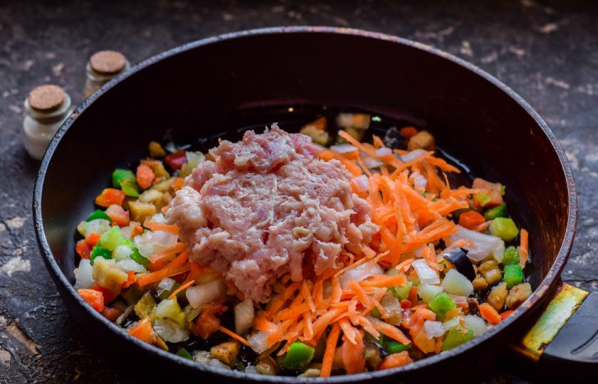 1. Этап. Булгур с фаршем: Добавьте в сковороду фарш.