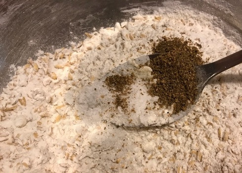 1. Этап. Быстрое галетное печенье с отрубями: 2. Далее добавляем соль и кориандр. Перемешиваем.